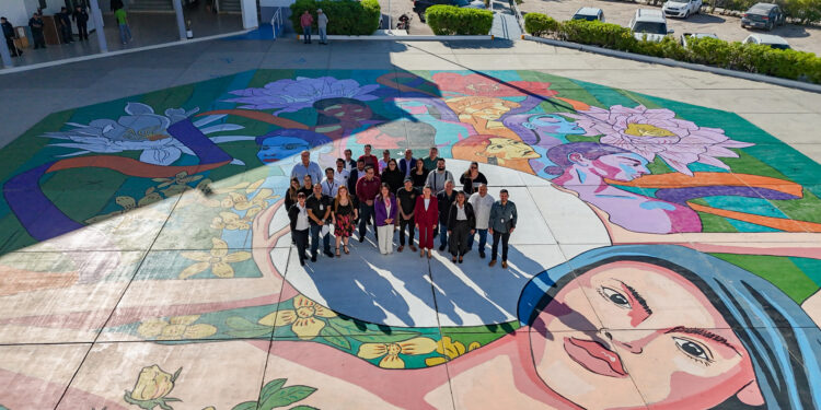 Inaugura Milena Quiroga mural artístico en la explanada del Ayuntamiento