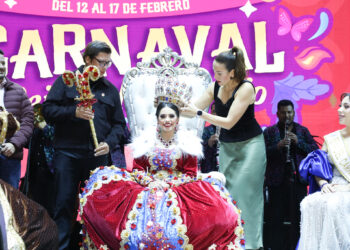 Corona Milena Quiroga a Xihomara I como Reina de la Poesía del Carnaval La Paz 2026