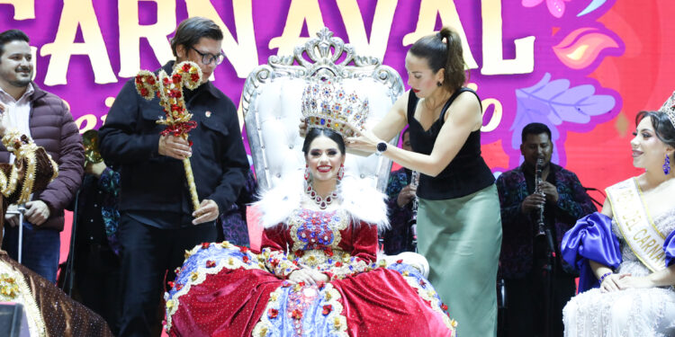 Corona Milena Quiroga a Xihomara I como Reina de la Poesía del Carnaval La Paz 2026