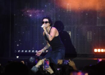 Mario Bautista conquista al público paceño en el escenario Juvenil del Carnaval