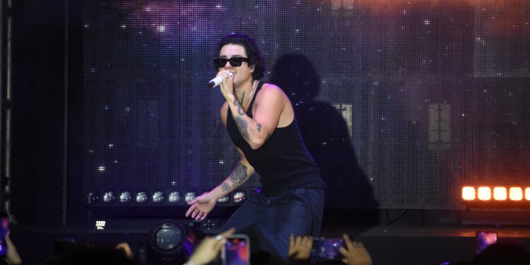 Mario Bautista conquista al público paceño en el escenario Juvenil del Carnaval