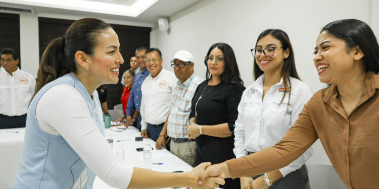 Entrega INSUDE material deportivo al selectivo estatal de canotaje de BCS