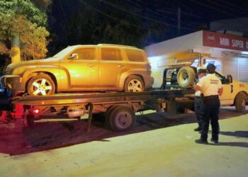 Retiran vehículos en abandono en colonias 4 de Marzo y Obrera de Cabo San Lucas