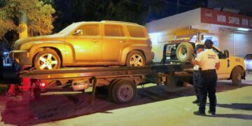 Retiran vehículos en abandono en colonias 4 de Marzo y Obrera de Cabo San Lucas