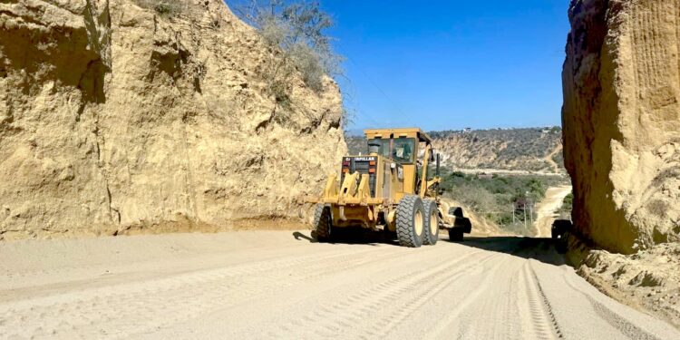 Realiza Servicios Públicos trabajos de mantenimiento vial en colonias Monte Real, Miramar y Jacarandas
