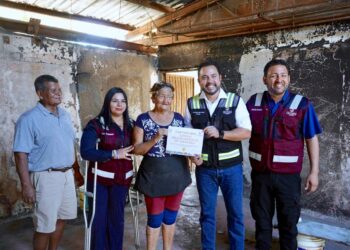 Entrega Christian Agúndez apoyos a familias afectadas por incendio de sus locales en Cabo San Lucas