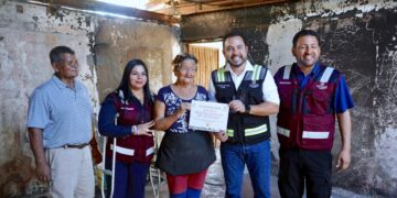 Entrega Christian Agúndez apoyos a familias afectadas por incendio de sus locales en Cabo San Lucas