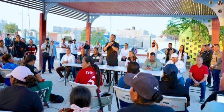 Christian Agúndez escucha y atiende necesidades de familias de la colonia Leonardo Gastelum