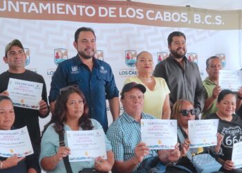 Entrega alcalde Christian Agúndez apoyos asistenciales a 20 familias de San José del Cabo por el orden de los $300 mil pesos 