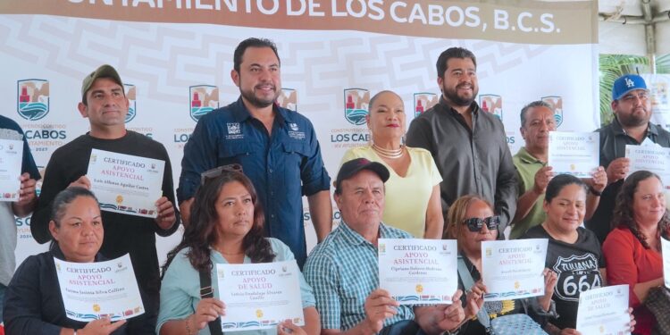 Entrega alcalde Christian Agúndez apoyos asistenciales a 20 familias de San José del Cabo por el orden de los $300 mil pesos 