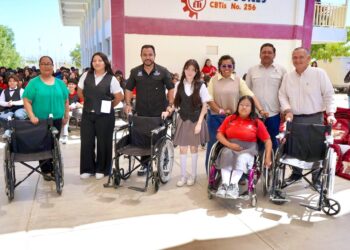 Alcalde Christian Agúndez encabeza entrega de mochilas, tablets y sillas de ruedas en CBTIS No° 256