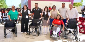 Alcalde Christian Agúndez encabeza entrega de mochilas, tablets y sillas de ruedas en CBTIS No° 256