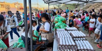 Entregan más de 100 carteras de huevo y 460 kg de alimentos en jornada social en Cabo San Lucas
