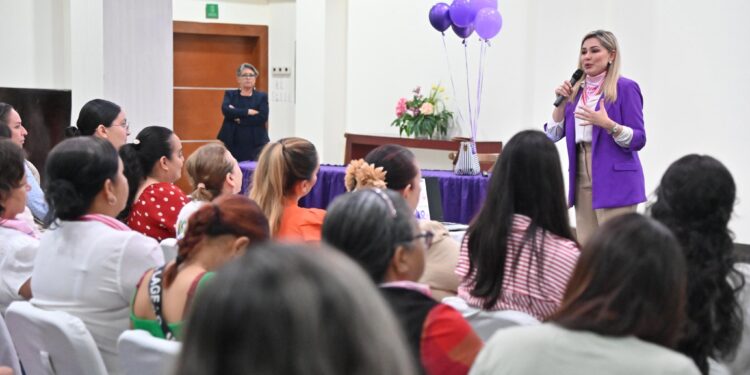 Más de 300 mujeres participan en conferencia “Nuestras etapas en plenitud” encabezada por la diputada Karina Olivas Parra