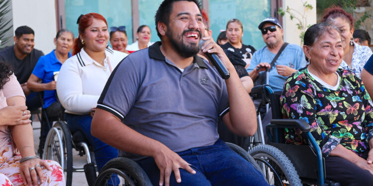13 personas con discapacidad motriz de Los Cabos reciben apoyo con sillas de ruedas