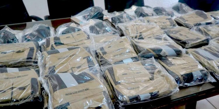 Autoridades municipales entregan uniformes a subdelegadas y subdelegados de Cabo San Lucas