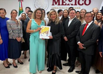 Gobierno de Los Cabos obsequia obra de artista sudcaliforniana a la embajadora de Panamá