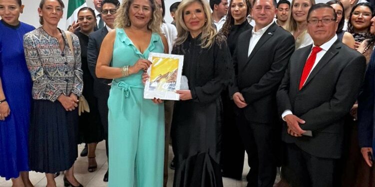 Gobierno de Los Cabos obsequia obra de artista sudcaliforniana a la embajadora de Panamá