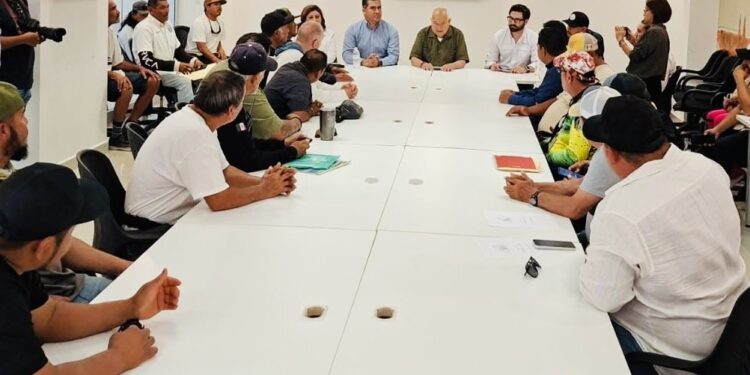 Sostiene Gobernador encuentro con prestadores de servicios turísticos de Los Cabos; acuerda reunión con Marina