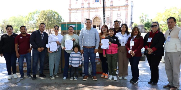 Entrega SEDIF apoyos productivos y supervisa desayunadores en zona norte del estado