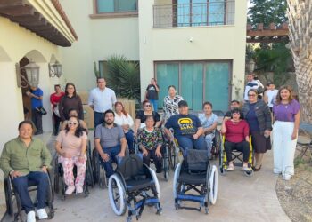 Entrega SEDIF sillas de ruedas a personas con discapacidad en Los Cabos