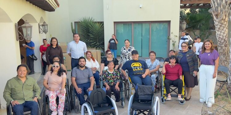 Entrega SEDIF sillas de ruedas a personas con discapacidad en Los Cabos