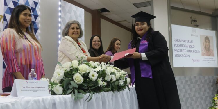 Supera BCS rezago educativo de más de 3 mil personas mediante Preparatoria Abierta