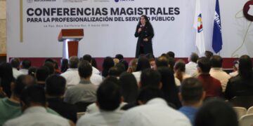 Más de 400 servidores públicos de BCS se capacitan en conferencias magistrales
