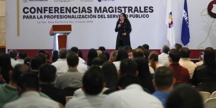 Más de 400 servidores públicos de BCS se capacitan en conferencias magistrales