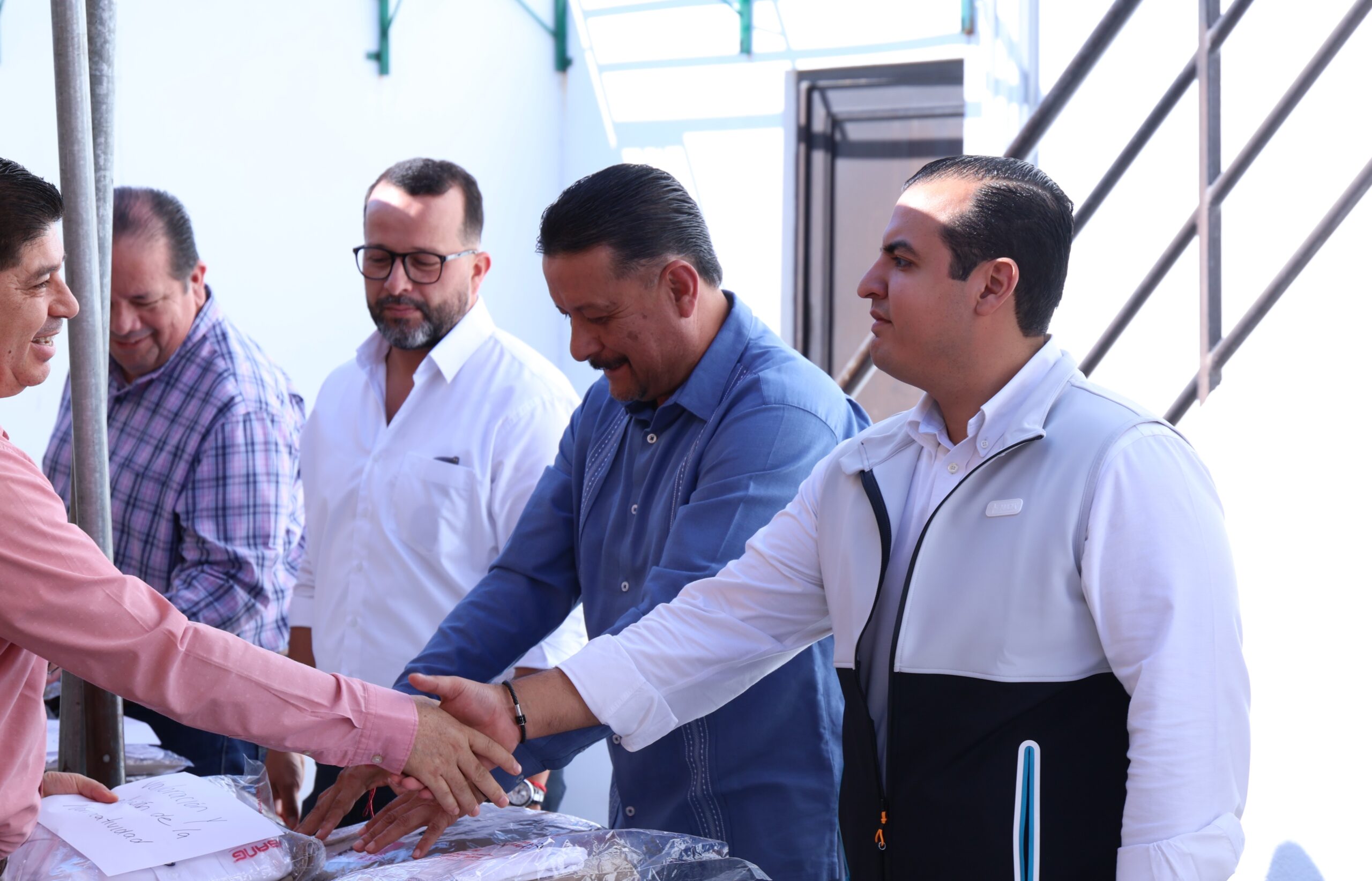 Entrega Subsecretario de Administración uniformes a personal de Recursos Humanos