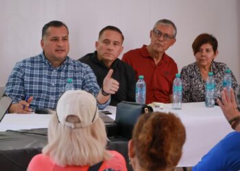 Atiende Saúl González Núñez a vecinos de Chametla y El Centenario, se detendrá obra de modernización en la zona