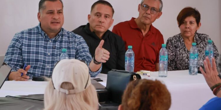 Atiende Saúl González Núñez a vecinos de Chametla y El Centenario, se detendrá obra de modernización en la zona