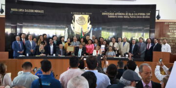 Acude Gobernador a develación del nombre y lema de la UABCS en el Congreso del Estado