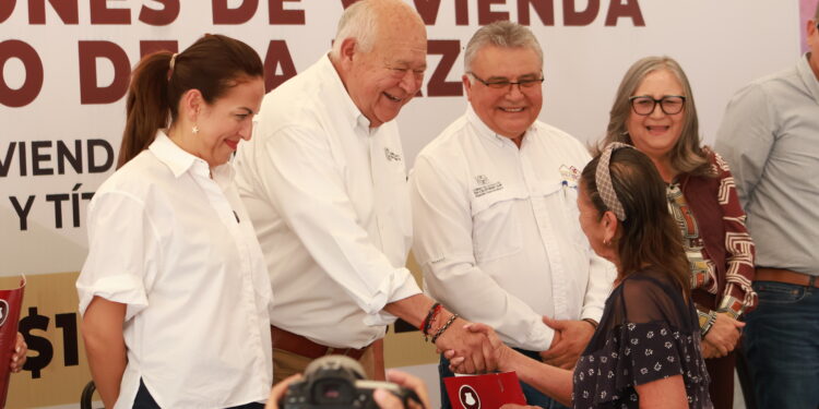 Fortalece Víctor Castro el bienestar familiar con la entrega de 59 viviendas en la colonia La Pasión