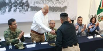 Entrega Gobernador reconocimientos y estímulos al personal destacado de la PGJE