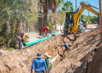 Resuelve OOMSAPAS La Paz problema de derrame de drenaje en colonia Roma