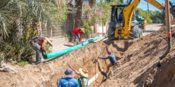 Resuelve OOMSAPAS La Paz problema de derrame de drenaje en colonia Roma