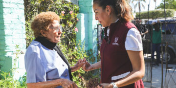 Visita Milena Quiroga casas de la colonia 8 de Octubre para comprobar el suministro de agua potable 