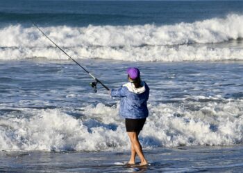 Amplían curso de pesca de orilla para mujeres en La Paz