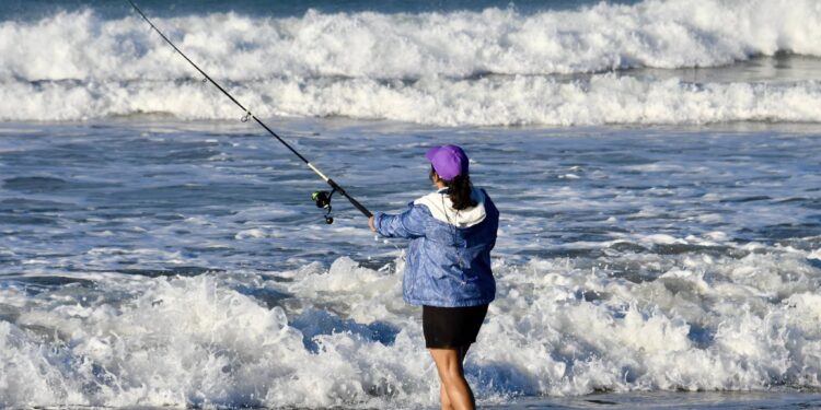 Amplían curso de pesca de orilla para mujeres en La Paz