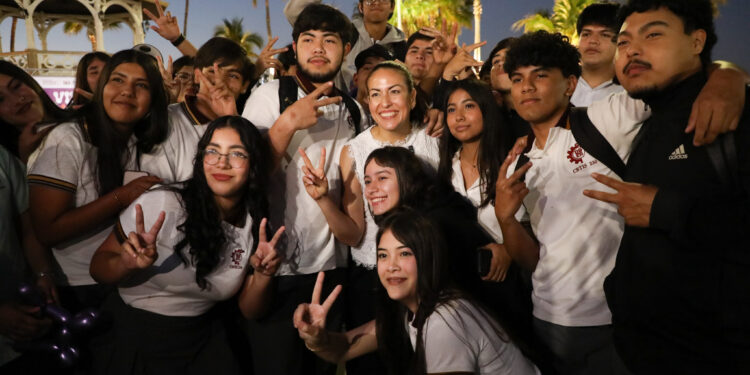 Reflexiona Milena Quiroga con jóvenes paceños sobre la libertad y el respeto