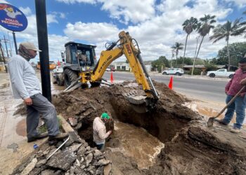 Trabaja OOMSAPAS La Paz contra reloj para reparar fuga en el Acueducto No. 3
