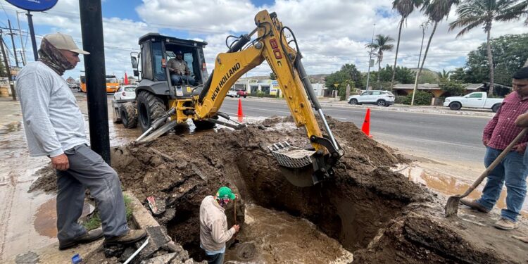 Trabaja OOMSAPAS La Paz contra reloj para reparar fuga en el Acueducto No. 3