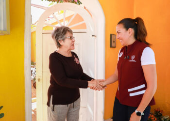 Milena Quiroga recorre la colonia Guaycura para corroborar el suministro de agua potable