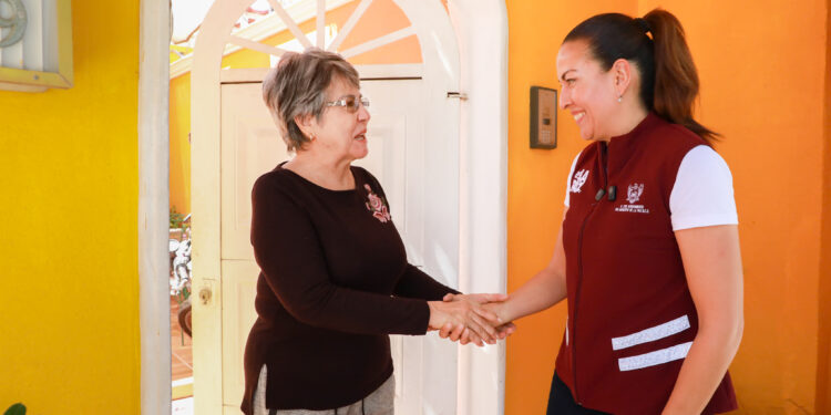 Milena Quiroga recorre la colonia Guaycura para corroborar el suministro de agua potable