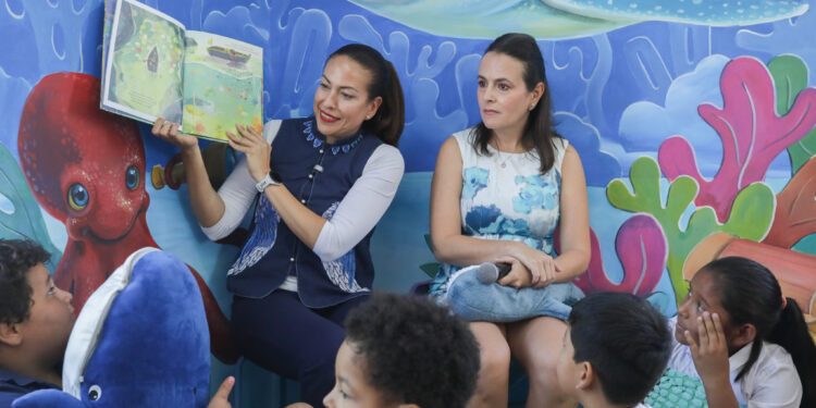 Milena Quiroga inaugura la sexta biblioteca infantil “Abrapalabra” en La Paz