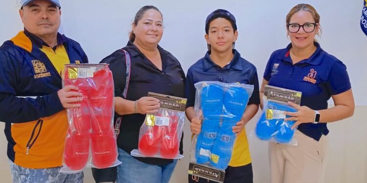 Entrega Ayuntamiento de Los Cabos material deportivo especializado a karatecas