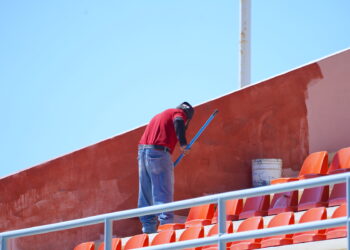 Rehabilitan estadio de fútbol americano Bicentenario en Cabo San Lucas