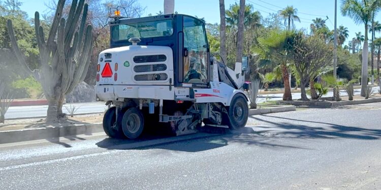 Servicios Públicos realiza barrido mecánico permanente en calles y avenidas principales de Los Cabos