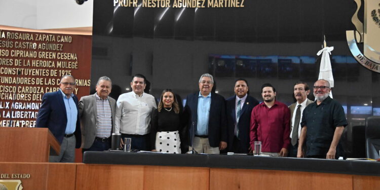 En reconocimiento a sus aportes, devela Poder Legislativo letras doradas de Néstor Agúndez Martínez 